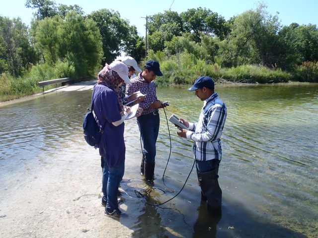 Fryar and students conduction hydrogeology research.