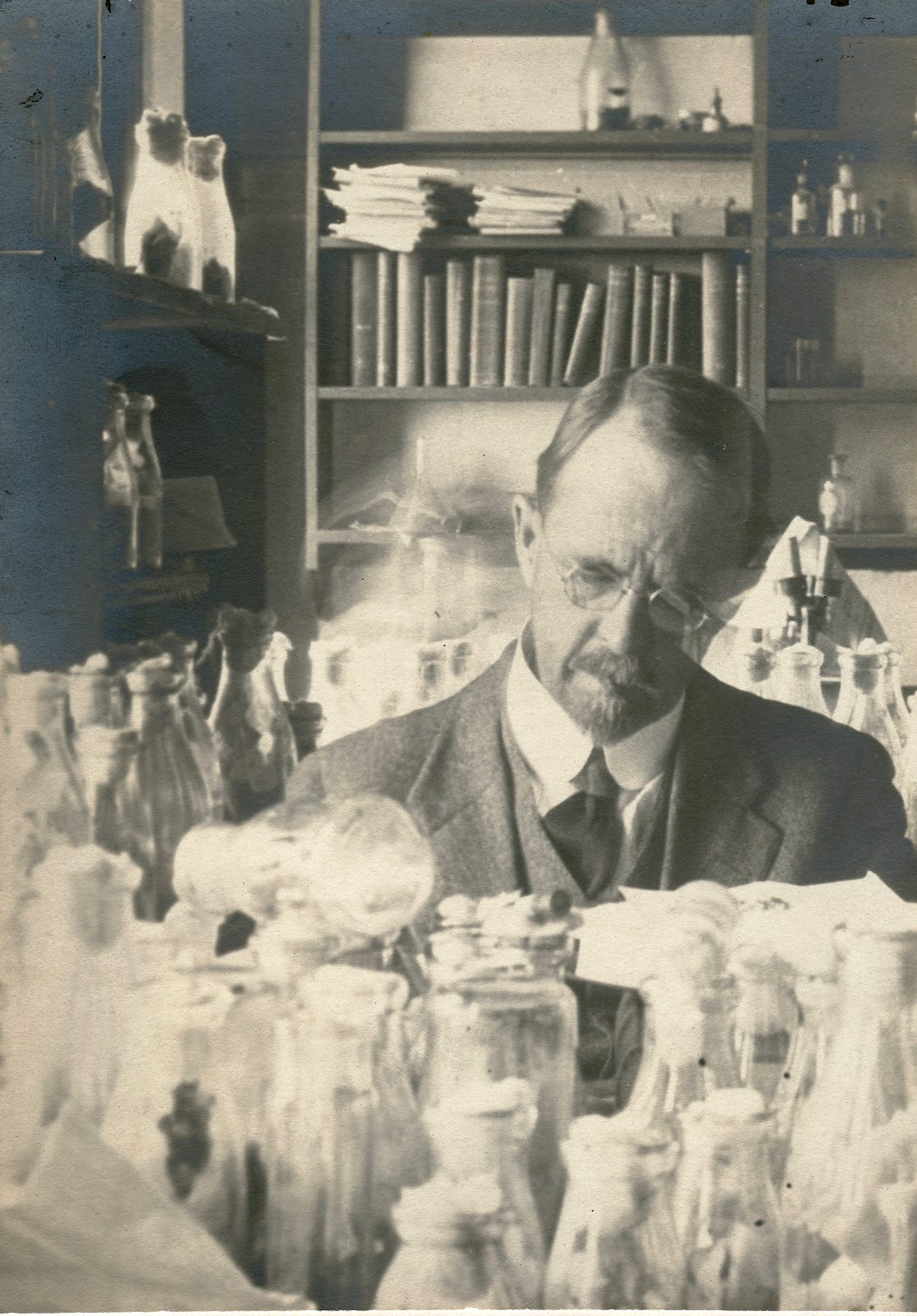 Morgan achieved international fame as an experimental zoologist before he devoted his full attention to heredity, the field in which he won his greatest recognition. Morgan discovered the basic mechanisms of heredity and was a pioneering geneticist, winning the Nobel Prize in Physiology or Medicine in 1933. Photo courtesy of UK Special Collections. 